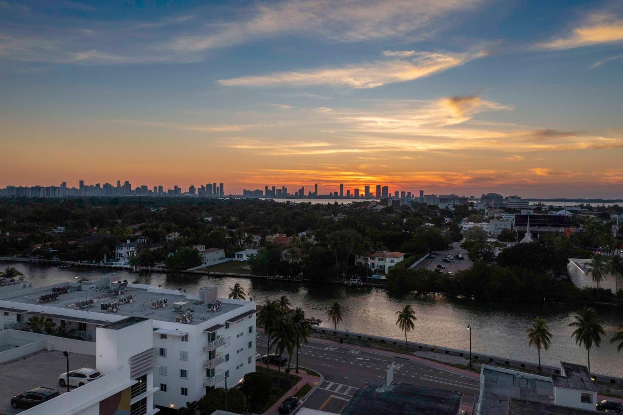 Hampton Inn Miami Beach - Mid Beach Exterior photo